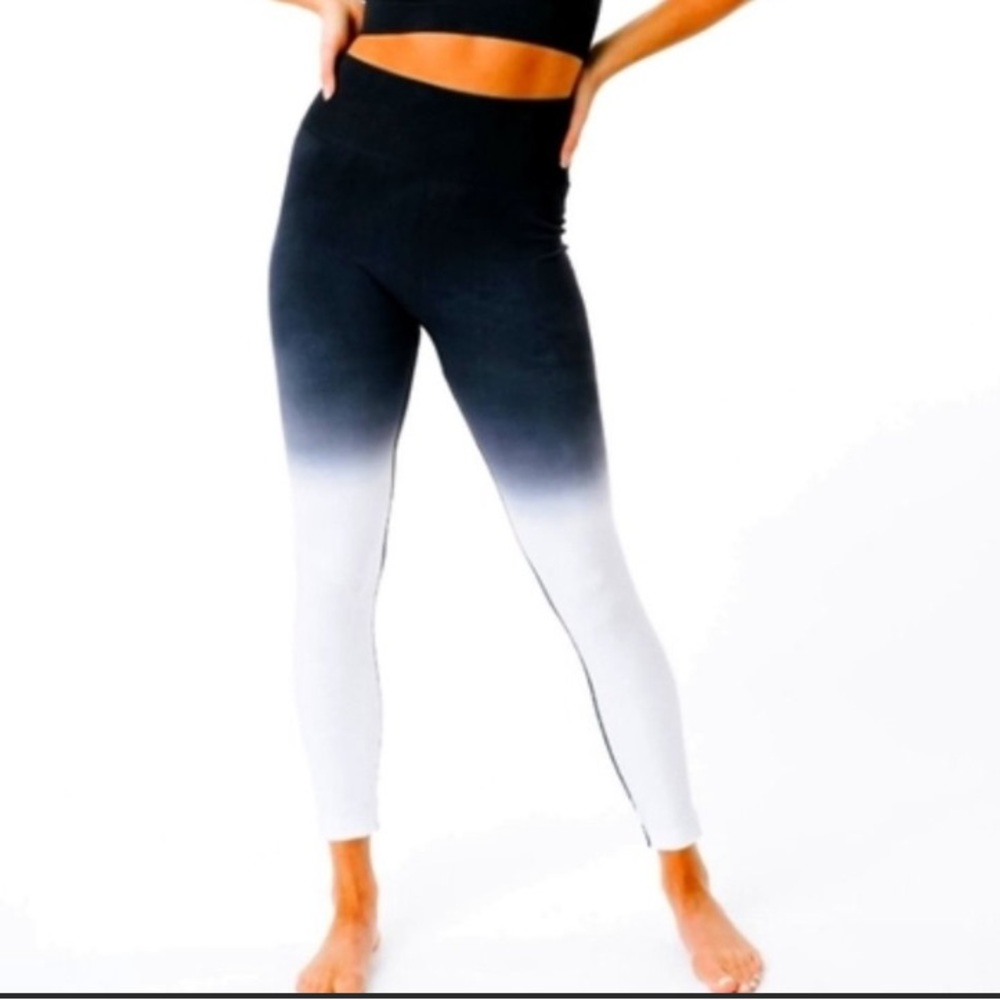 Zyia Active Black & White Ombré Performance Leggings‎ Size M